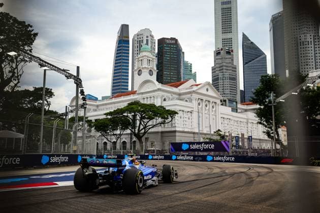 F1 - SINGAPORE GRAND PRIX 2025 55 SAINZ Carlos (spa), Williams Racing FW47, action during the 2025 Formula 1 Singapore Grand Prix, 18th round of the 2025 FIA Formula One World Championship, WM, Weltmeisterschaft from October 3 to 5, 2025 on the Marina Bay Street Circuit, in Singapore - SingaporeSingapore  Copyright: xFLORENTxGOODENx