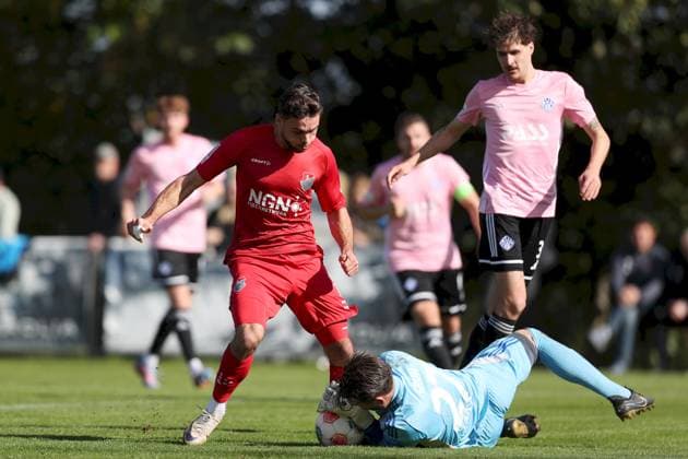 03 10 2025, xjcx, Men, Soccer, Season 2025 2026, Regionalliga Bayern, 12 Matchday TSV Aubstadt SV Viktoria Aschaffenburg Severo Sturm 11, TSV Aubstadt , Hendrik Ehmann 3, SV Viktoria Aschaffenburg , Goalkeeper Max Grün 27, SV Viktoria Aschaffenburg Sulzfeld Schulstadion Aubstadt Bayern Germany