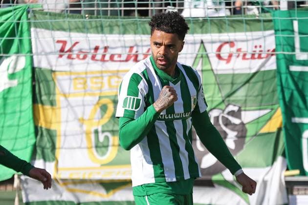 Soccer Regionalliga Nordost BSG Chemie Leipzig vs VSG Altglienicke Berlin 03 10 2025 Winner fist at Stanley Ratifo 30, Chemie Leipzig after his goal for 2 0, cheering soccer, Regionalliga Nordost, season 2025 2026, 11 matchday BSG Chemie Leipzig vs VSG Altglienicke on 03 10 2025 at Alfred Kunze Sportpark, Leipzig Leutzsch Copyright: xBEAUTIFULxSPORTS JanxKaeferx