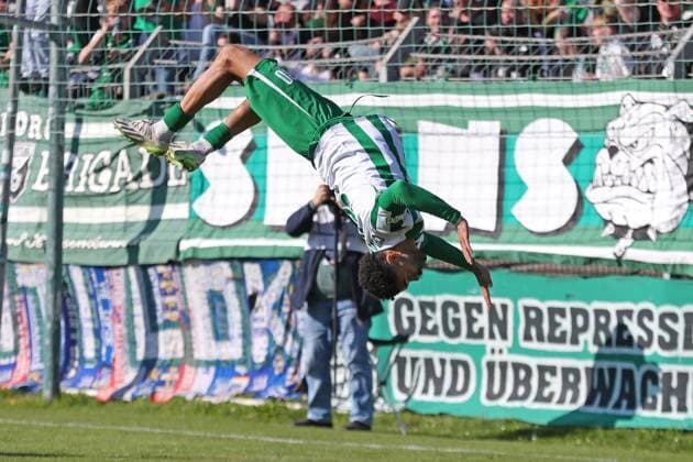 Soccer Regionalliga Nordost BSG Chemie Leipzig vs VSG Altglienicke Berlin 03 10 2025 Stanley Ratifo 30, Chemie Leipzig with acrobatic goal celebration, Salto Fußball, Regionalliga Nordost, Saison 2025 2026, 11 Spieltag BSG Chemie Leipzig vs VSG Altglienicke am 03 10 2025 im Alfred Kunze Sportpark, Leipzig Leutzsch Copyright: xBEAUTIFULxSPORTS JanxKaeferx