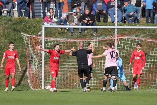 03 10 2025, xjcx, Herren, Fußball, Saison 2025 2026, Regionalliga Bayern, 12 Spieltag TSV Aubstadt SV Viktoria Aschaffenburg Severo Sturm 11, TSV Aubstadt hadert, complains to referee Stefan Treiber FC Zell Bruck Sulzfeld Schulstadion Aubstadt Bayern Germany