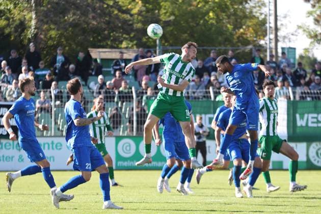 Soccer Regionalliga Nordost BSG Chemie Leipzig vs VSG Altglienicke Berlin 03 10 2025 Philipp Wendt 18, Chemie Leipzig and David Kebe 5, VSG Altglienicke in the air Football, Regionalliga Nordost, Season 2025 2026, 11 Matchday BSG Chemie Leipzig vs VSG Altglienicke on 03 10 2025 at Alfred Kunze Sportpark, Leipzig Leutzsch Copyright: xBEAUTIFULxSPORTS JanxKaeferx
