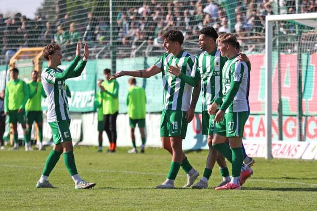 Soccer Regionalliga Nordost BSG Chemie Leipzig vs VSG Altglienicke Berlin 03 10 2025 Cheers for Stanley Ratifo 30, Chemie Leipzig 2 v r and colleagues after the third goal Football, Regionalliga Nordost, Season 2025 2026, Matchday 11 BSG Chemie Leipzig vs VSG Altglienicke on 03 10 2025 at Alfred Kunze Sportpark, Leipzig Leutzsch Copyright: xBEAUTIFULxSPORTS JanxKaeferx
