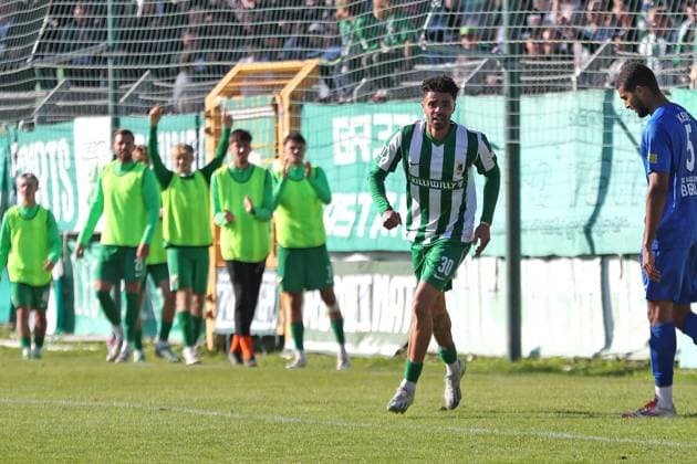 Soccer Regionalliga Nordost BSG Chemie Leipzig vs VSG Altglienicke Berlin 03 10 2025 Stanley Ratifo 30, Chemie Leipzig scores for the third time, the substitutes in the background cheer Soccer, Regionalliga Nordost, Season 2025 2026, 11 Matchday BSG Chemie Leipzig vs VSG Altglienicke on 03 10 2025 at Alfred Kunze Sportpark, Leipzig Leutzsch Copyright: xBEAUTIFULxSPORTS JanxKaeferx