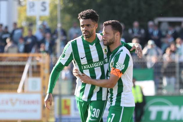 Soccer Regionalliga Nordost BSG Chemie Leipzig vs VSG Altglienicke Berlin 03 10 2025 Stanley Ratifo 30, Chemie Leipzig cheers with captain Janik Mäder 7, Chemie Leipzig Soccer, Regionalliga Nordost, Season 2025 2026, 11 Matchday BSG Chemie Leipzig vs VSG Altglienicke on 03 10 2025 at Alfred Kunze Sportpark, Leipzig Leutzsch Copyright: xBEAUTIFULxSPORTS JanxKaeferx