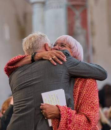 Laudator Claudia Roth said at the ceremony in the Protestant church of St. Martin that the long-time coach of SC Freiburg had made the stadium a place of learning for democracy Embrace with Christian Streich Photo Eibner Press photo Eky Eibner Awarding of the Memmingen Freedom Prize 1525 to former SC Freiburg coach Christian Streich Memmingen Copyright: xEibner-Pressefotox EP_EER