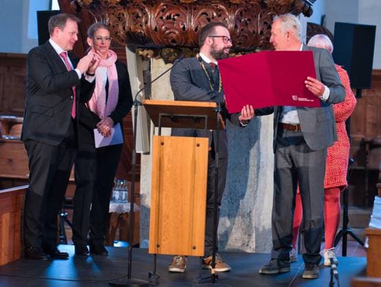 Awarding of the Memmingen Freedom Prize 1525 to the former SC Freiburg coach Christian Streich in the Protestant church St Martin Handover of the certificates by Lord Mayor Jan Rothenbacher Memmingen Photo Eibner Press photo Eky Eibner Awarding of the Memmingen Freedom Prize 1525 to the former SC Freiburg coach Christian Streich Memmingen Copyright: xEibner-Pressefotox EP_EER
