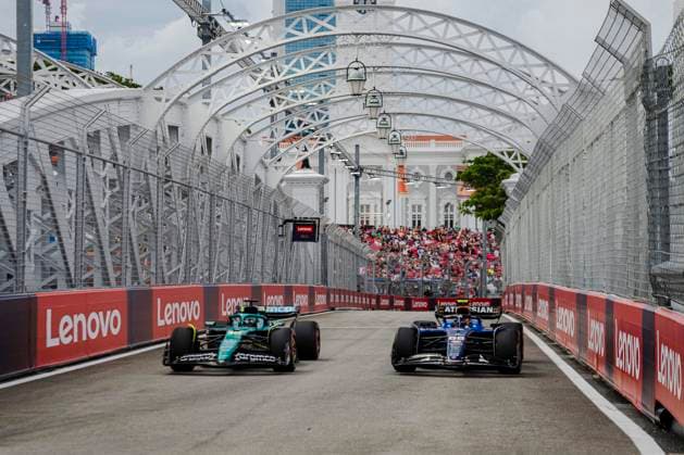 Formula 1 Singapore Grand Prix 2025 Carlos Sainz Jr. 55 (ESP) Williams FW47 Lance Stroll 18 (CAN) Aston Martin Aramco F1 AMR25 during the Formula 1 Singapore Airlines Singapore Grand Prix 2025 at the Marina Bay Street Circuit, Singapore on 3 October 2025 Credit: Jun Da Tan Every Second Media Editorial use only. All images are copyright Every Second Media Limited. No images may be reproduced without prior permission. Copyright: xIMAGO EveryxSecondxMediax ESM-1608-0082 JunxDaxTanx xEveryxSecondxMediax