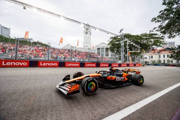 Formula 1, Singapore Grand Prix 2025, Friday Practice 1, Singapore - 03 Oct. Oscar Piastri of Australia drives the (81) McLaren Formula 1 Team MCL39 during practice session one ahead of the F1 Grand Prix of Singapore at the Marina Bay Street Circuit. Singapore Singapore Copyright: xGeorgexHitchensx xSOPAxImagesx ghsingaporegp25_fp1_26