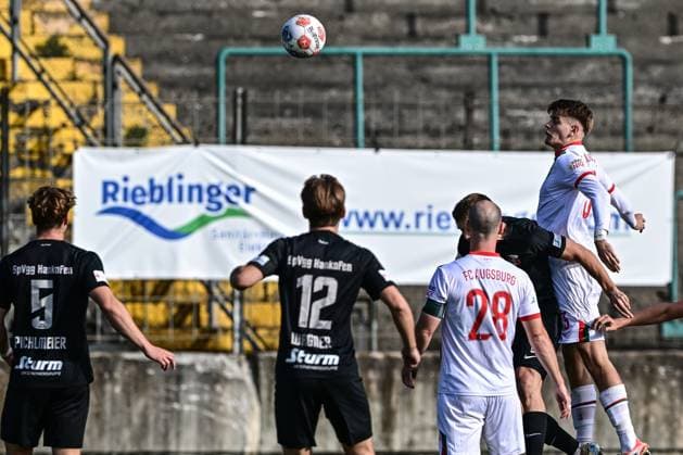 FC Augsburg II vs Hankofen Hailing 03 10 2025 David Lichtensteiger FC Augsburg II 3 on header , Augsburg, 03 10 2025 12 Matchday of the Regionalliga Bayern, FC Augsburg II vs Hankofen Hailing, Augsburg Rosenaustadion Copyright: xBEAUTIFULxSPORTS Märklx