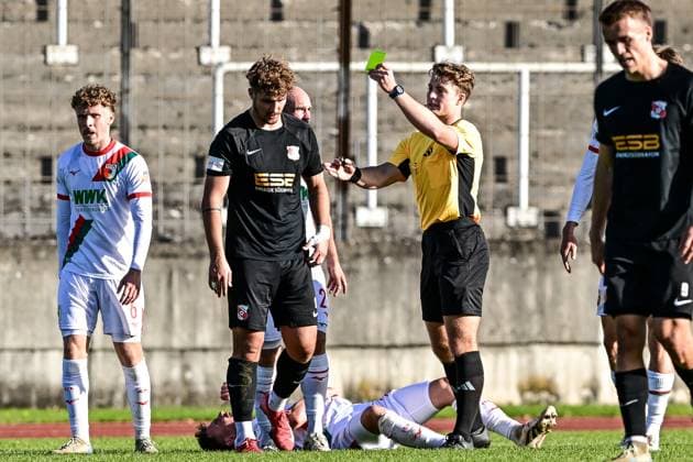 FC Augsburg II vs Hankofen Hailing 03 10 2025 Referee Raphael Salzberger gives yellow against Andreas Wagner Hankofen Hailing 87 , Augsburg, 03 10 2025 12 Matchday of the Regionalliga Bayern, FC Augsburg II vs Hankofen Hailing, Augsburg Rosenaustadion Copyright: xBEAUTIFULxSPORTS Märklx