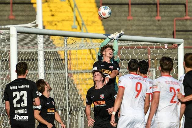 FC Augsburg II against Hankofen Hailing 03 10 2025 Successful defense of the corner kick by Sebastian Maier Hankofen Hailing 21 and his defense , Augsburg, 03 10 2025 12 Matchday of the Regionalliga Bayern, FC Augsburg II against Hankofen Hailing, Augsburg Rosenaustadion Copyright: xBEAUTIFULxSPORTS Märklx