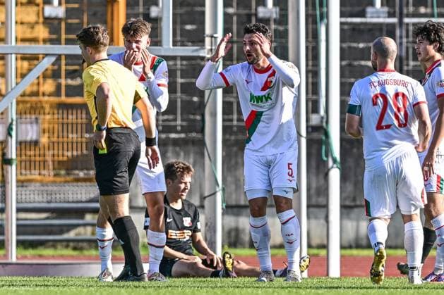 FC Augsburg II vs Hankofen Hailing 03 10 2025 Referee Raphael Salzberger gives yellow against Maximilian Bauer FC Augsburg II 5 and decides penalty , Augsburg, 03 10 2025 12 Matchday of the Regionalliga Bayern, FC Augsburg II vs Hankofen Hailing, Augsburg Rosenaustadion Copyright: xBEAUTIFULxSPORTS Märklx