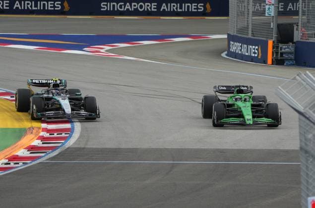 FORMULA 1 SINGAPORE AIRLINES SINGAPORE GRAND PRIX 2025 03 10 2025, Marina Bay Street Circuit, Singapore, FORMULA 1 SINGAPORE AIRLINES SINGAPORE GRAND PRIX 2025 , pictured Andrea Kimi Antonelli ITA , Mercedes AMG Petronas Formula One Team, Nico Hülkenberg DEU , Stake F1 Team Kick Sauber nordphotoxGmbHx xBratic nph00250