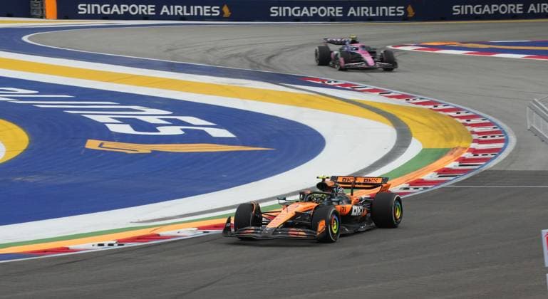 FORMULA 1 SINGAPORE AIRLINES SINGAPORE GRAND PRIX 2025 03 10 2025, Marina Bay Street Circuit, Singapore, FORMULA 1 SINGAPORE AIRLINES SINGAPORE GRAND PRIX 2025 , pictured Lando Norris GBR , McLaren F1 Team nordphotoxGmbHx xBratic nph00250