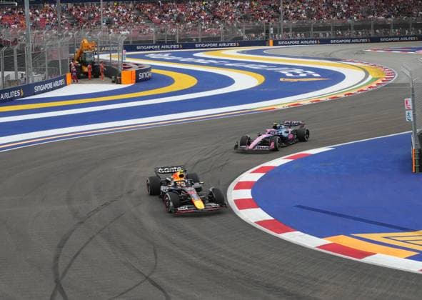 FORMULA 1 SINGAPORE AIRLINES SINGAPORE GRAND PRIX 2025 03 10 2025, Marina Bay Street Circuit, Singapore, FORMULA 1 SINGAPORE AIRLINES SINGAPORE GRAND PRIX 2025 , pictured Yuki Tsunoda JPN , Oracle Red Bull Racing, Franco Colapinto BRA , Alpine F1 Team nordphotoxGmbHx xBratic nph00250