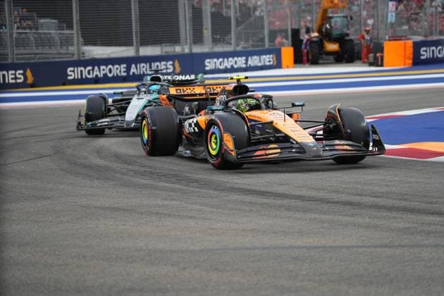 FORMULA 1 SINGAPORE AIRLINES SINGAPORE GRAND PRIX 2025 03 10 2025, Marina Bay Street Circuit, Singapore, FORMULA 1 SINGAPORE AIRLINES SINGAPORE GRAND PRIX 2025 , pictured Lando Norris GBR , McLaren F1 Team, George Russell GBR , Mercedes AMG Petronas Formula One Team nordphotoxGmbHx xBratic nph00250