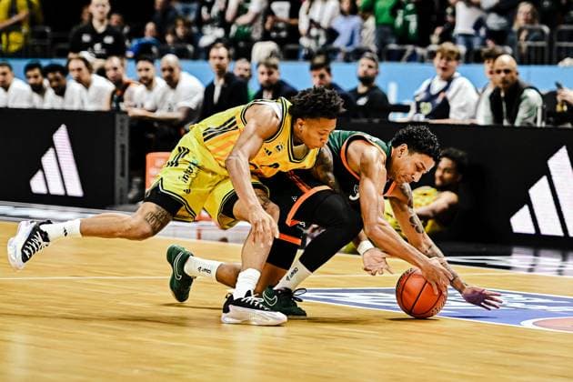 03 10 2025, xlakx, Basketball easyCredit BBL Basketball Alba Berlin Gladiators Trier emspor, v l Boogie Ellis Alba Berlin ,Eli Brooks Gladiators Trier duel, duel, fight, tackle Berlin Daniel Lakomski