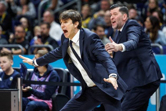 03 10 25, Berlin, Basketball, 1 Bundesliga, easyCredit BBL, Main Round, Matchday 2, Uber Arena ALBA BERLIN VET CONCEPT Gladiators Trier Head Coach Pedro Calles ALBA Berlin gesticulating on the sidelines ALBA BERLIN VET CONCEPT Gladiators Trier
