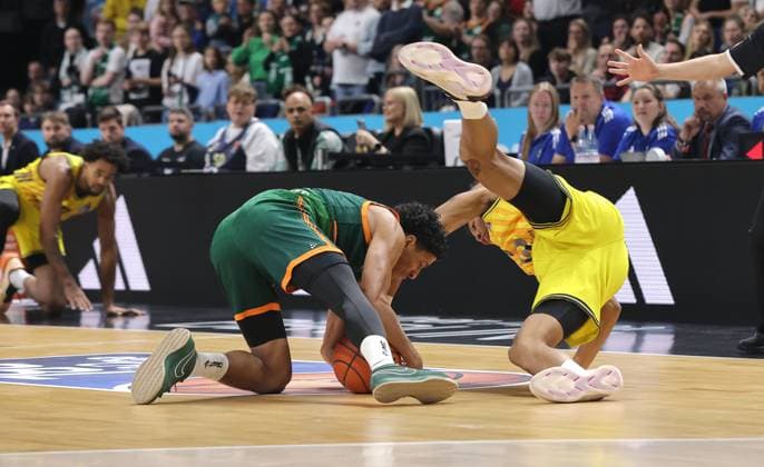 Rejean Boogie Ellis, Eli Brooks duel Game scene Action Sport Basketball BBL Bundesliga Men Season 2025 2026 03 10 2025 ALBA Berlin vs Gladiators Trier