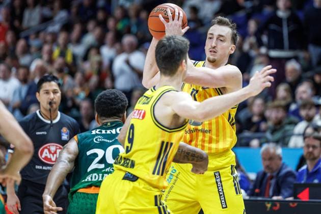 03 10 25, Berlin, Basketball, 1 Bundesliga, easyCredit BBL, Main Round, Matchday 2, Uber Arena ALBA BERLIN VET CONCEPT Gladiators Trier Moses Wood ALBA Berlin fights for the ball against Urald King Gladiators Trier ALBA BERLIN VET CONCEPT Gladiators Trier