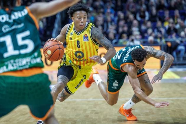 03 10 25, Berlin, Basketball, 1 Bundesliga, easyCredit BBL, Main Round, Matchday 2, Uber Arena ALBA BERLIN VET CONCEPT Gladiators Trier Rejean Boogie Ellis ALBA Berlin fights for the ball against Nolan Adekunle Gladiators Trier ALBA BERLIN VET CONCEPT Gladiators Trier