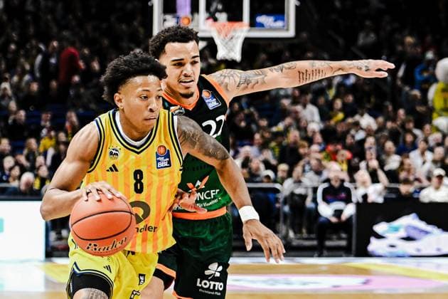 03 10 2025, xlakx, Basketball easyCredit BBL Basketball Alba Berlin Gladiators Trier emspor, v l Boogie Ellis Alba Berlin ,Nolan Adekunle Gladiators Trier duel, duel, fight, tackle Berlin Daniel Lakomski