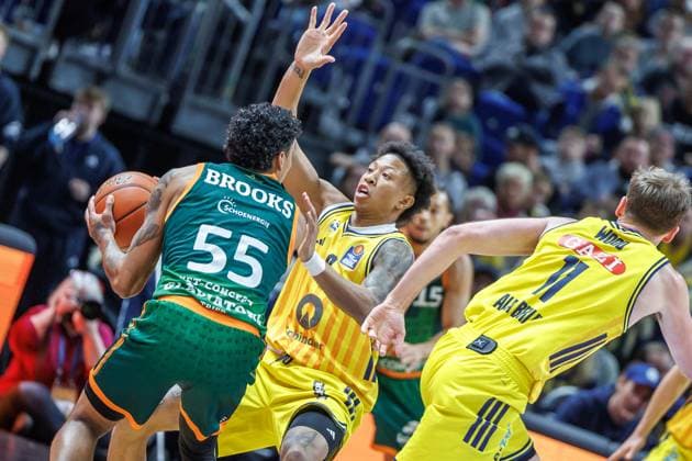 03 10 25, Berlin, Basketball, 1 Bundesliga, easyCredit BBL, Main Round, Matchday 2, Uber Arena ALBA BERLIN VET CONCEPT Gladiators Trier Rejean Boogie Ellis ALBA Berlin fights for the ball against Eli Brooks Gladiators Trier ALBA BERLIN VET CONCEPT Gladiators Trier