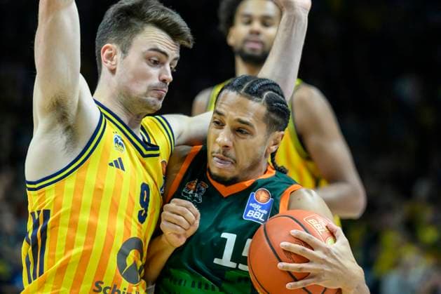 GER, Berlin, Basketball, Alba Berlin vs VET CONCEPT Gladiators Trier , BBL, Basketball, Uber Arena, in the picture from l Jonas Mattisseck Alba Berlin , Jordan Roland Trier , duel, action, fight, fights for the ball, 03 10 2025 Copyright: HMBxMedia UwexKoch