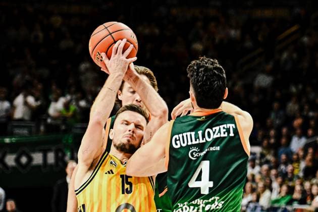 03 10 2025, xlakx, Basketball easyCredit BBL Basketball Alba Berlin Gladiators Trier emspor, v l Martin Hermannsson Alba Berlin ,Clayton Guillozet Gladiators Trier duel, duel, fight, tackle Berlin Daniel Lakomski