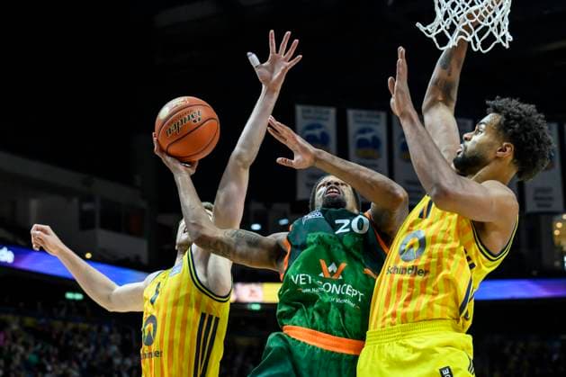 GER, Berlin, Basketball, Alba Berlin vs VET CONCEPT Gladiators Trier , BBL, Basketball, Uber Arena, in the picture from l Malte Delow Alba Berlin , Urald King Trier , duel, action, fight, fights for the ball, 03 10 2025 Copyright: HMBxMedia UwexKoch