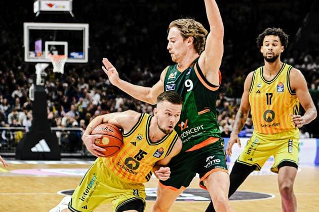 03 10 2025, xlakx, Basketball easyCredit BBL Basketball Alba Berlin Gladiators Trier emspor, v l Martin Hermannsson Alba Berlin ,Marco Hollersbacher Gladiators Trier duel, duel, fight, tackle Berlin Daniel Lakomski