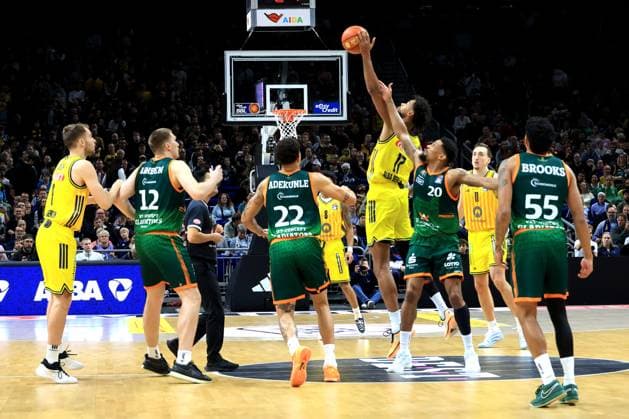 DEU, easyCredit BBL, ALBA vs VET CONCEPT Gladiators Trier, 03 10 2025, Uber Arena, Berlin, DEU, easyCredit BBL, ALBA vs VET CONCEPT Gladiators Trier, in the picture ALBA players, Norris Agbakoko ALBA Berlin 17 , Urald King TBB Trier 20 nordphotoxGmbHx xEngler nph00076