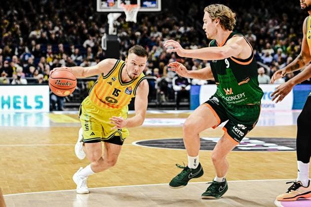 03 10 2025, xlakx, Basketball easyCredit BBL Basketball Alba Berlin Gladiators Trier emspor, v l Martin Hermannsson Alba Berlin ,Marco Hollersbacher Gladiators Trier duel, duel, fight, tackle Berlin Daniel Lakomski
