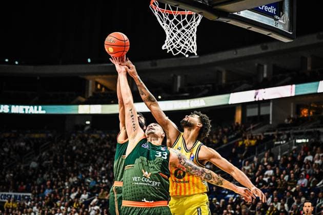 03 10 2025, xlakx, Basketball easyCredit BBL Basketball Alba Berlin Gladiators Trier emspor, v l Maik Zirbes Gladiators Trier , Norris Agbakoko Alba Berlin Korbwurf Berlin Daniel Lakomski