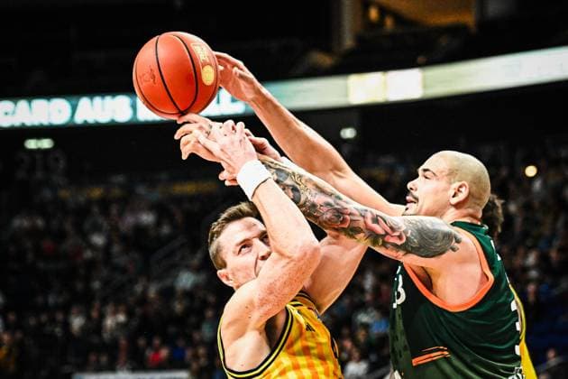 03 10 2025, xlakx, Basketball easyCredit BBL Basketball Alba Berlin Gladiators Trier emspor, v l Justin Bean Alba Berlin ,Maik Zirbes Gladiators Trier duel, duel, fight, tackle Berlin Daniel Lakomski