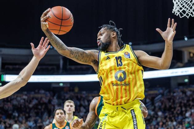 03 10 25, Berlin, Basketball, 1 Bundesliga, easyCredit BBL, Main Round, Matchday 2, Uber Arena ALBA BERLIN VET CONCEPT Gladiators Trier J Wan Roberts ALBA Berlin fights for the ball ALBA BERLIN VET CONCEPT Gladiators Trier