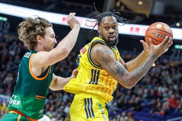 03 10 25, Berlin, Basketball, 1 Bundesliga, easyCredit BBL, Main Round, Matchday 2, Uber Arena ALBA BERLIN VET CONCEPT Gladiators Trier Marco Hollersbacher Gladiators Trier fights for the ball against J Wan Roberts ALBA Berlin ALBA BERLIN VET CONCEPT Gladiators Trier
