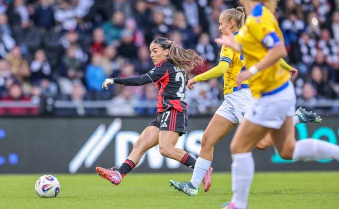 DEU, Frankfurt, Eintracht Frankfurt vs Carl Zeiss Jena, Google Pixel Frauen Bundesliga DFB, Saison 2526, Stadion am Bretanobad, 5 Spieltag im Bild Torschuss und Chance für ErÃ leta Memeti Eintracht Frankfurt 27 DFB DFL REGULATIONS PROHIBIT ANY USE OF PHOTOGRAPHS AS IMAGE SEQUENCES AND OR QUASI VIDEO, 03 10 2025, Copyright: HMBxMedia HendrikxHamelau