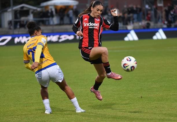 03 10 2025, xhbx, Soccer Google Pixel Women Bundesliga, Eintracht Frankfurt Carl Zeiss Jena v l Josephine Bonsu FC Carl Zeiss Jena , Ereleta Memeti Eintracht Frankfurt Damen DFL DFB REGULATIONS PROHIBIT ANY USE OF PHOTOGRAPHS as IMAGE SEQUENCES and or QUASI VIDEO Frankfurt am Main