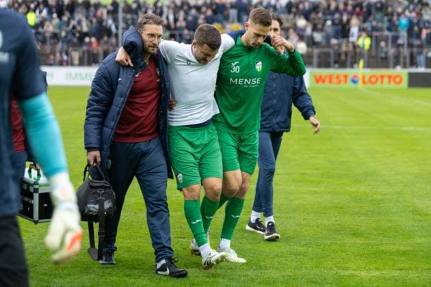 03 10 2025, xkwix, Football, Regionalliga West, FC Gütersloh SC Wiedenbrück, Ohlendorf Stadion im Heidewald Injured captain Björn Rother FC Gütersloh 6 is carried off the pitch after injury while warming up NRW Germany