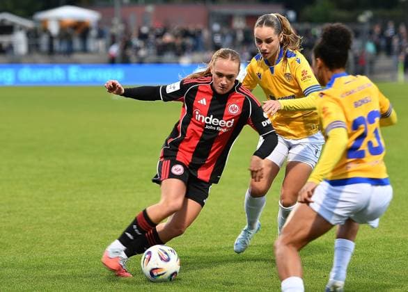 03 10 2025, xhbx, Soccer Google Pixel Women Bundesliga, Eintracht Frankfurt Carl Zeiss Jena v l Lisanne Gräwe Eintracht Frankfurt Damen , Rieke Tietz FC Carl Zeiss Jena , Josephine Bonsu FC Carl Zeiss Jena DFL DFB REGULATIONS PROHIBIT ANY USE OF PHOTOGRAPHS as IMAGE SEQUENCES and or QUASI VIDEO Frankfurt am Main