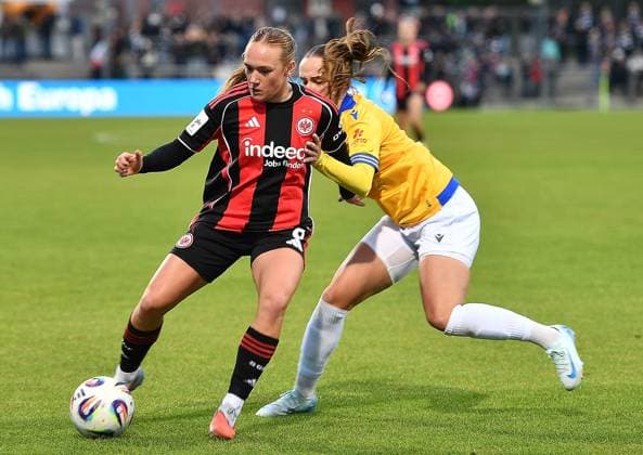 03 10 2025, xhbx, Fußball Google Pixel Frauen Bundesliga, Eintracht Frankfurt Carl Zeiss Jena v l Lisanne Gräwe Eintracht Frankfurt Damen , Rieke Tietz FC Carl Zeiss Jena DFL DFB REGULATIONS PROHIBIT ANY USE OF PHOTOGRAPHS as IMAGE SEQUENCES and or QUASI VIDEO Frankfurt am Main