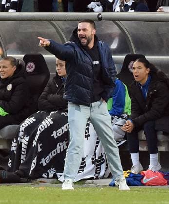 03 10 2025, xhbx, Fußball Google Pixel Frauen Bundesliga, Eintracht Frankfurt Carl Zeiss Jena v l Trainer Florian Kästner FC Carl Zeiss Jena gibt Anweisungen, gestikuliert, mit den Armen gestikulieren gives instructions, gesticulate DFL DFB REGULATIONS PROHIBIT ANY USE OF PHOTOGRAPHS as IMAGE SEQUENCES and or QUASI VIDEO Frankfurt am Main