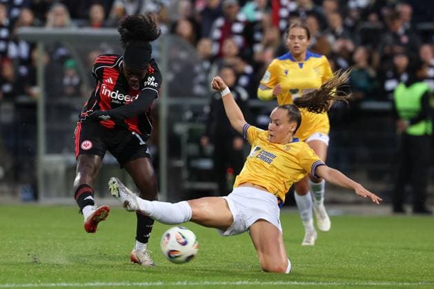 2025 10 03 xJFx Soccer Google Pixel Women Bundesliga Eintracht Frankfurt FC Carl Zeiss Jena v l , shot on goal Nicole Anyomi Eintracht Frankfurt , Felicia Straesser FC Carl Zeiss Jena , in action, in action, DFL DFB REGULATIONS PROHIBIT ANY USE OF PHOTOGRAPHS as IMAGE SEQUENCES and or QUASI VIDEO Copyright: JoaquimxFerreira