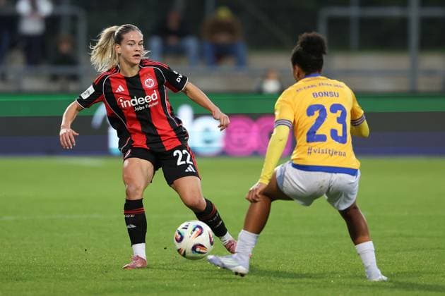 2025 10 03 xJFx Soccer Google Pixel Women Bundesliga Eintracht Frankfurt FC Carl Zeiss Jena v l , Nadine Andrina Riesen Eintracht Frankfurt , Josephine Bonsu FC Carl Zeiss Jena , in aktion, in action, DFL DFB REGULATIONS PROHIBIT ANY USE OF PHOTOGRAPHS as IMAGE SEQUENCES and or QUASI VIDEO Copyright: JoaquimxFerreira