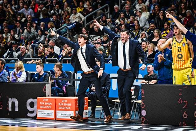 03 10 2025, xlakx, Basketball easyCredit BBL Basketball Alba Berlin Gladiators Trier emspor, v l Pedro Calles Alba Berlin Trainer , SEBASTIAN TRZCIONKA Sebastian Trzcionka Alba Berlin , gives instructions, gesticulates with arms, gesticulate, gives instructions Berlin Daniel Lakomski