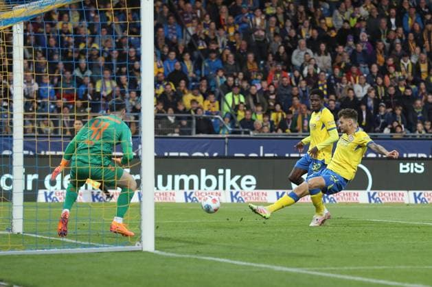 03 10 2025, xtgx, Soccer 2 Bundesliga, Eintracht Braunschweig SC Paderborn 07 v l Dennis Seimen Paderborn, 41 , Kevin Ehlers Braunschweig, 21 shoots the ball on goal, shot on goal, shot parade, holds the ball, catches the ball, parries DFL DFB REGULATIONS PROHIBIT ANY USE OF PHOTOGRAPHS as IMAGE SEQUENCES and or QUASI VIDEO Braunschweig
