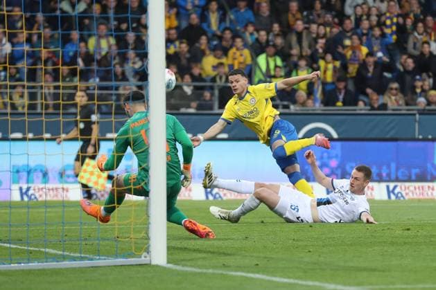 03 10 2025, xtgx, Soccer 2 Bundesliga, Eintracht Braunschweig SC Paderborn 07 v l Dennis Seimen Paderborn, 41 , Erencan Yardimci Braunschweig, 9 shoots the ball on goal, shot on goal, shot parade, holds the ball, catches the ball, parries DFL DFB REGULATIONS PROHIBIT ANY USE OF PHOTOGRAPHS as IMAGE SEQUENCES and or QUASI VIDEO Braunschweig