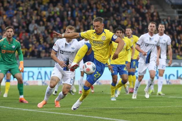 03 10 2025, xtgx, Soccer 2 Bundesliga, Eintracht Braunschweig SC Paderborn 07 v l Sven Koehler Köhler, Braunschweig, 27 DFL DFB REGULATIONS PROHIBIT ANY USE OF PHOTOGRAPHS as IMAGE SEQUENCES and or QUASI VIDEO Braunschweig